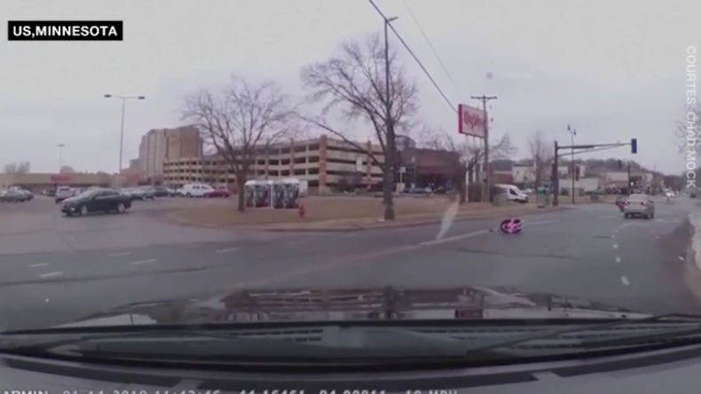 Zweijährige fällt samt Kindersitz aus fahrendem Auto und landet mitten auf der Straße 