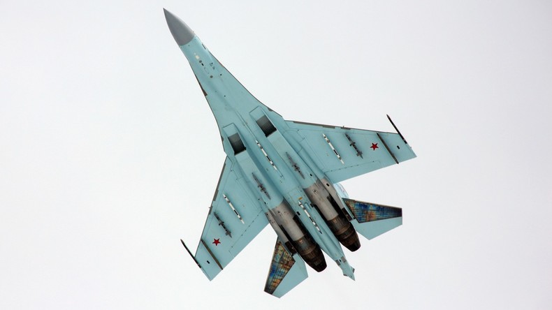 Russischer Jäger SU-27 fängt US-Spionageflugzeug über der Ostsee ab (Video)