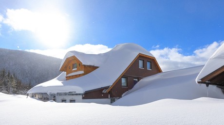 Lawine trifft Hotel in Österreich