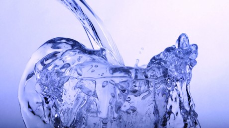 Vom Winter überrumpelt: Wasser friert im Glas des kanadischen Ministers bei Pressekonferenz fest