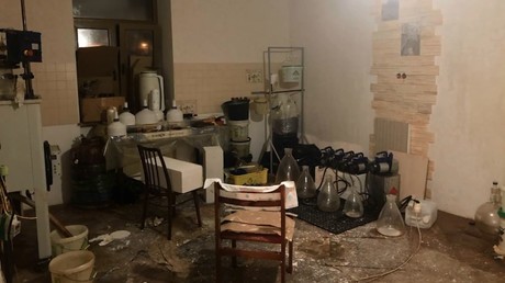 FSB hebt Drogenlabor bei Moskau samt Internetgeschäft aus, kiloweise Material sichergestellt (Video)
(Chemielabor der beiden Drogendealer, das zur Herstellung synthetischer Drogensubstanzen diente)