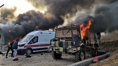 Zivilisten stürmen und setzen türkischen Militärstützpunkt im Nordirak in Brand (Video)