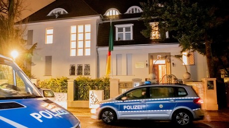 Botschaft Kameruns in Berlin besetzt