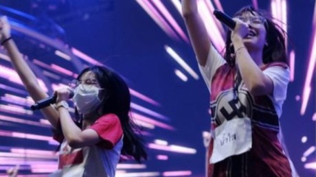 Thai-Band entschuldigt sich nach Hakenkreuz-Auftritt