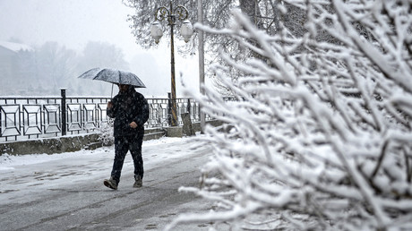 Indien: Bräutigam stapft sechs Kilometer durch Schnee, um pünktlich zur Hochzeit zu kommen