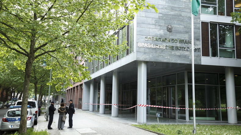 Unbekannte attackieren brasilianische Botschaft in Berlin