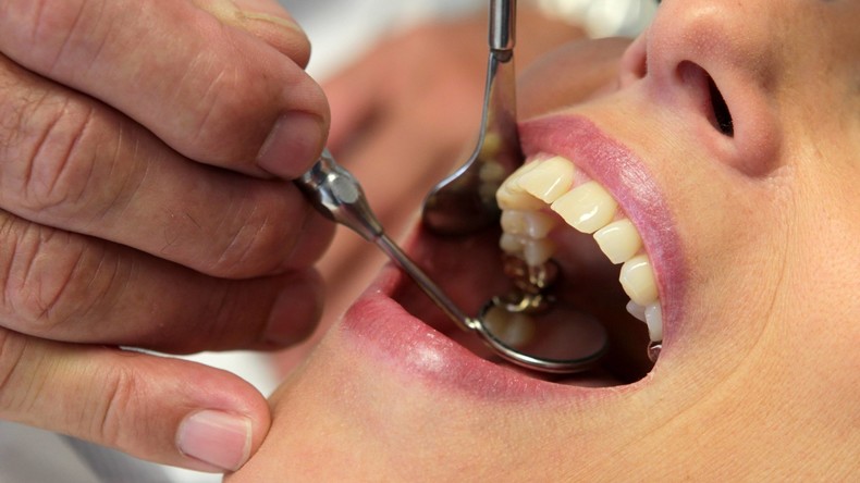 19 gesunde Zähne für ein "Hollywood-Smile" gezogen – Arzt vor Gericht