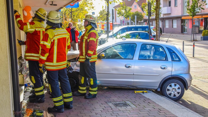 Bremen: Junger Mann fährt betrunken in Schaufenster - und schläft ein
