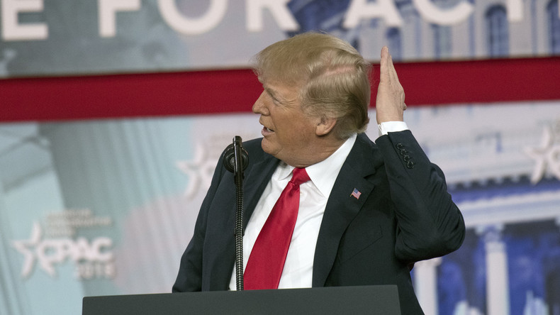 "Sieht wie ein normaler Mensch aus": Internet spottet über Foto von haarlosem Trump ohne Bräune