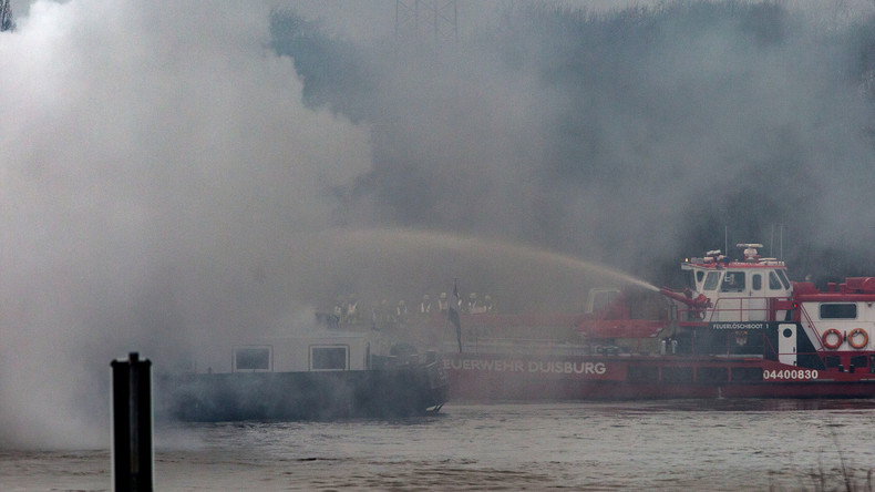 Brennender Frachter mit 1.000 Tonnen Kohle auf dem Rhein: Zwei Löschboote im Einsatz