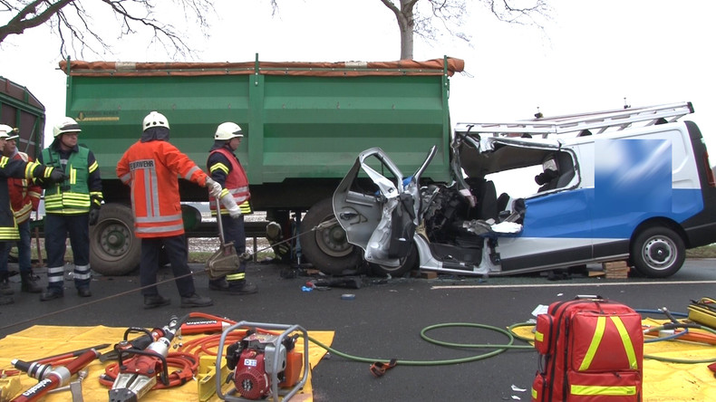 Russland: Lastwagen schleift Minivan nach Auffahrunfall zwei Kilometer über die Straße