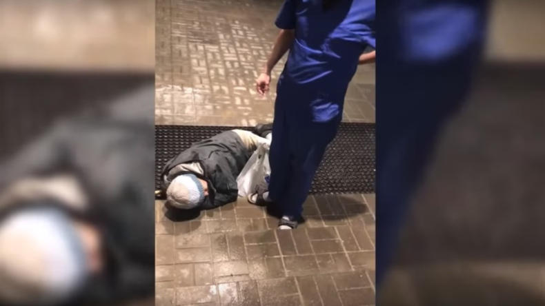 Russland: "Egal, ob er stirbt!" – Wachmann wirft Patienten raus und lässt ihn auf Treppe liegen