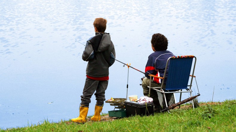 Kinder fischen Handgranate aus der Alster in Hamburg