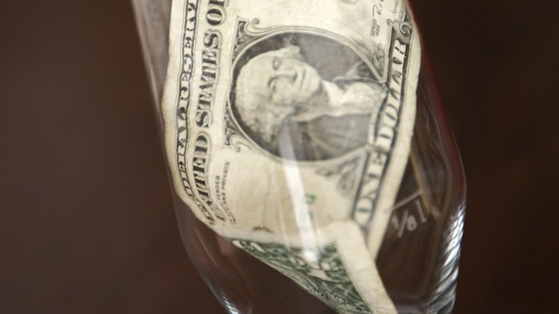 US-Polizist bringt Kellnerin zum Weinen – 100 Dollar Trinkgeld für künftige Mutter