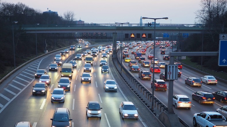 Duo nach Steinwürfen auf Autobahnen zu Haftstrafen verurteilt