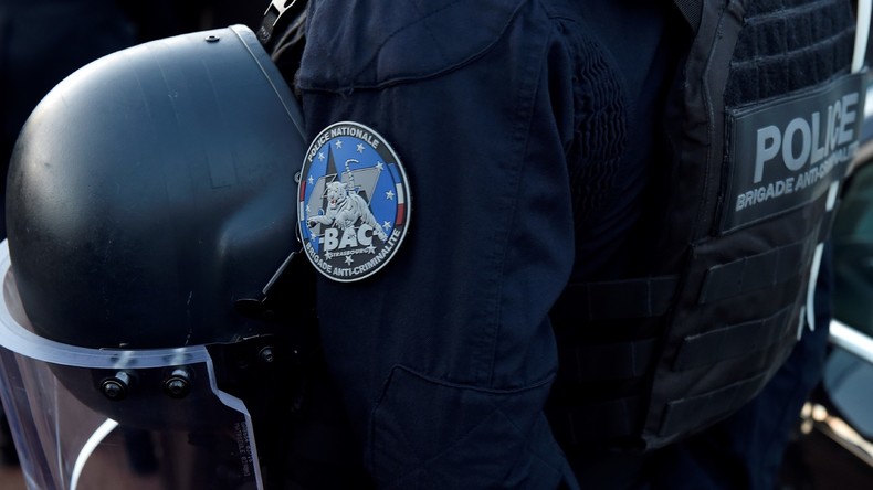 Voll auf die Zwölf: Französischer Polizist verpasst Chef Kopfnuss während Gelbwesten-Demo (Video)