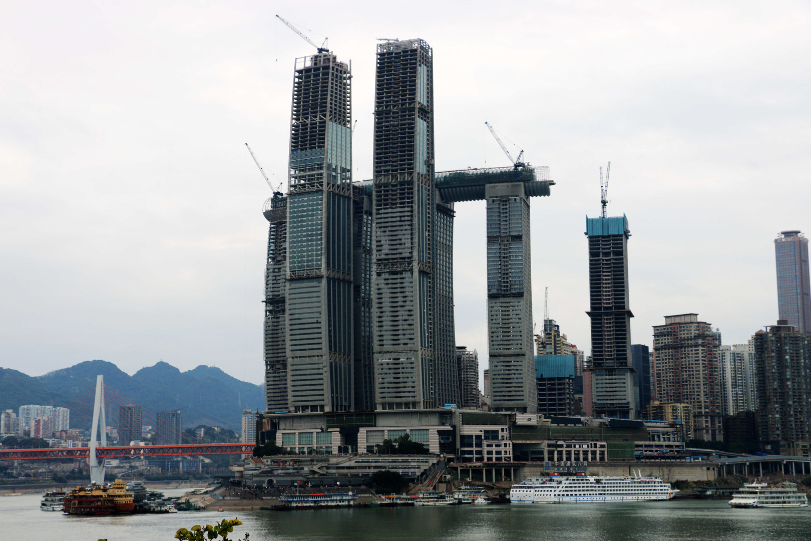 "Himmelsbrücke": Chinas horizontaler Wolkenkratzer steht kurz vor Fertigstellung