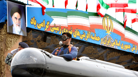 Taucher der Marine in einem Ein-Mann-U-Boot bei einer Militärparade in Teheran, Iran, 18. April 2006.