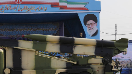 Ein iranischer Militärlaster mit Raketen vor einem Porträt des iranischen Obersten Führers Ayatollah Ali Khamenei (Parade in Teheran am 18. April 2018)