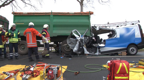 Russland: Lastwagen schleift Minivan nach Auffahrunfall zwei Kilometer über die Straße