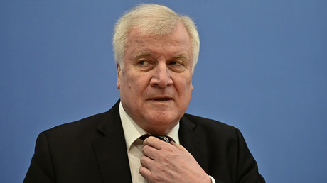 Seehofer prüft: Dürfen Beamte bald keine Parteimitglieder mehr sein?