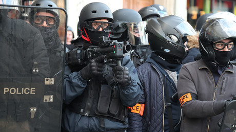 Frankreich: Frau verliert Auge durch Granate der Polizei (Video)