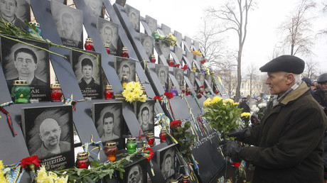 Zum 5. Jahrestag des Beginns der Maidan-Proteste legen Menschen Blumen an einer Gedenktafel für die bei den Protesten getöteten Demonstranten ab. (Kiew, 21. November 2018)