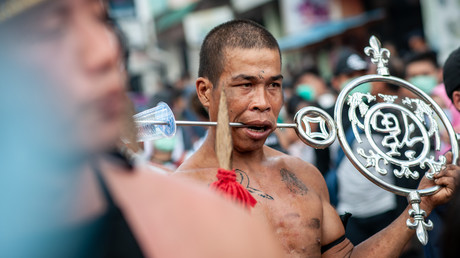Eisen durch die Wange: Cap Go Meh – Abschluss der chinesischen Neujahrfeierlichkeiten in Indonesien