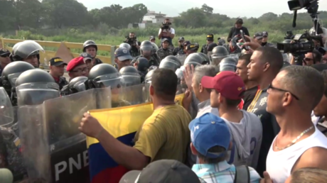 Kolumbien: Venezolanische Polizei blockiert Grenzbrücke – Hilfslieferungen sammeln sich in Brasilien