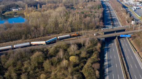Mit Gas beladener Güterzug nahe Autobahn A40 entgleist