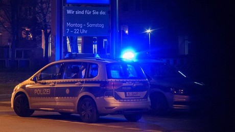 Betrunkener Fahrer fragt nach Drogen – Passant ruft Polizeibeamte