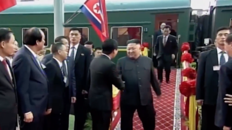 Schneller als Usain Bolt: Kim Jong-uns Dolmetscher rennt, um seinen Chef einzuholen
