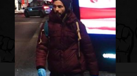 Ersthelfer? Attentäter? Der Mann mit den blauen Handschuhen.
