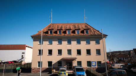 Umgedrehte Flaggen am Holocaust-Gedenktag – Verfassungsschutz mutmaßt Reichsbürger-Symbolik