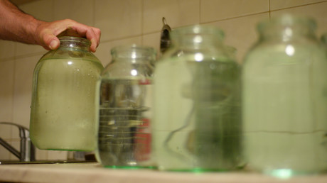 Licht und Wasser gleich Feuer: Flasche verursacht Brand in Wohnung