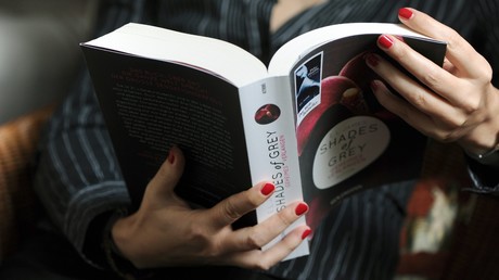 Frau imitiert erotische Szene aus "Fifty Shades of Grey" - Polizei rettet sie vor Ersticken