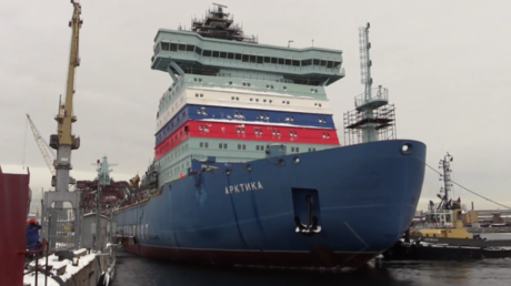 Russland: Neuer russischer Eisbrecher dockt zur Beladung mit Kernbrennstoff an