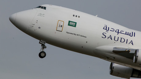 Passagierin vergisst Kind in Flughafenterminal – Maschine kehrt nach Start zurück