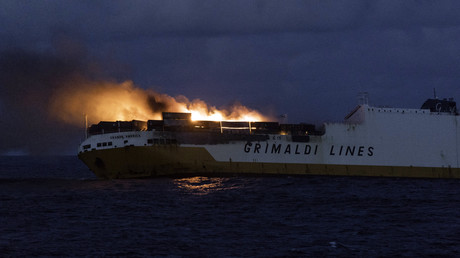 Brennendes Frachtschiff vor französischer Küste gesunken