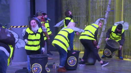 Aktivisten belagern Bayer-Hauptquartier in Paris, um gegen Bienensterben zu protestieren