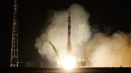 Zweiter Anlauf: Sojus-Rakete mit drei Raumfahrern an Bord bei der ISS angekommen