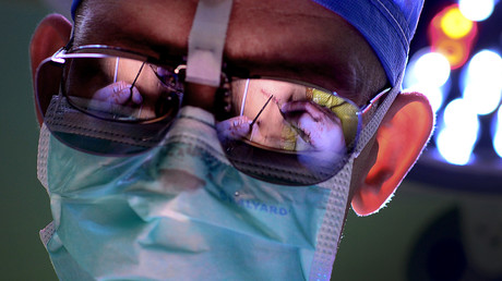 Chirurgen verwechseln Patienten – Statt Fischgräte wird Dickdarm entfernt