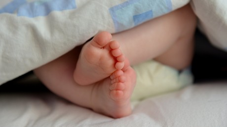 Baby trägt Bruder im Schoß – Kolumbianische Ärzte operieren Zwilling weg