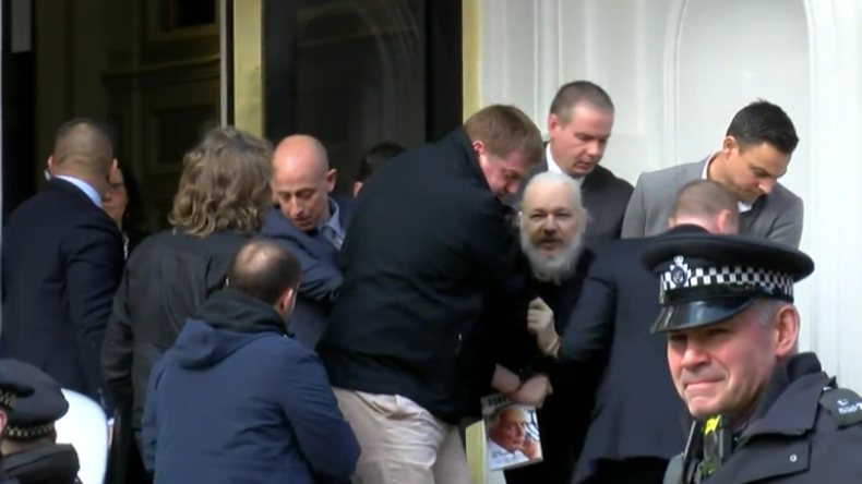 Exklusiv-Video: WikiLeaksgründer Julian Assange aus Botschaft geholt und verhaftet
