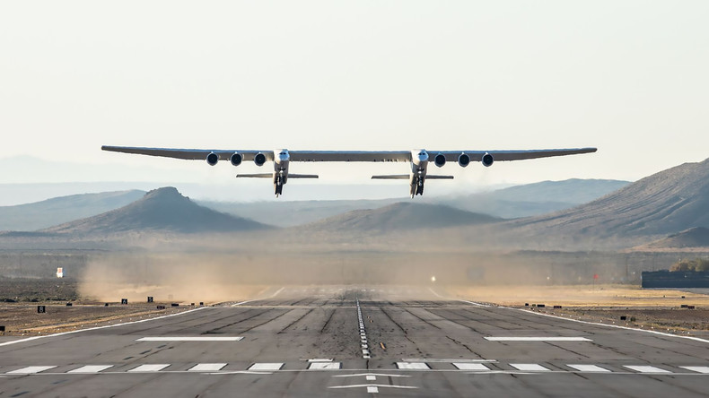 Mit 117 Metern Flügelspannweite in den Himmel: Weltgrößtes Flugzeug absolviert ersten Testflug