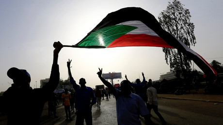 Sudanesische Demonstranten schwenken während einer Protestkundgebung vor dem Verteidigungsministerium in Khartum, Sudan, am 11. April 2019 die Nationalflagge.