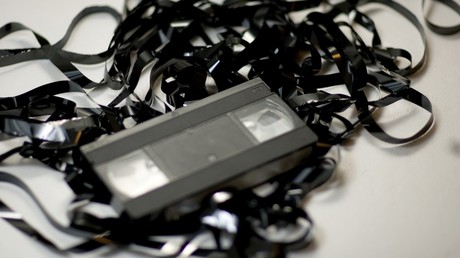 Sohn verklagt Eltern auf 87.000 Dollar Schadenersatz wegen Zerstörung "exklusiver" Porno-Sammlung