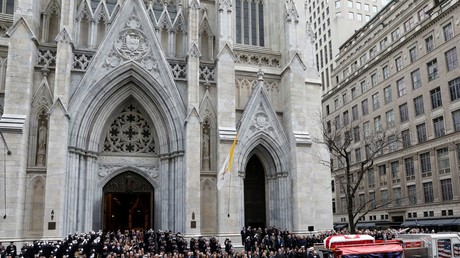 Nach Feuer in Notre-Dame: Mann mit Feuerzeugen und Benzin in New Yorker Saint Patricks-Kathedrale