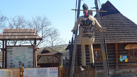 Polnische Gemeinde verbrennt "Judas-Puppe" und zelebriert antisemitisches "Judasgericht"