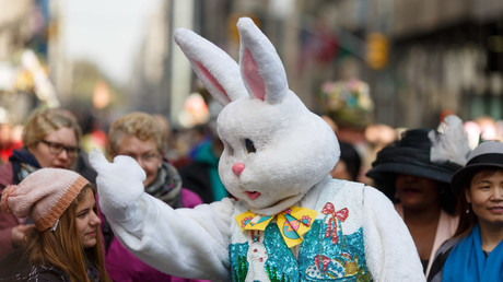 Handgemenge am Ostersonntag: Osterhase verteidigt Frau und boxt Mann zu Boden